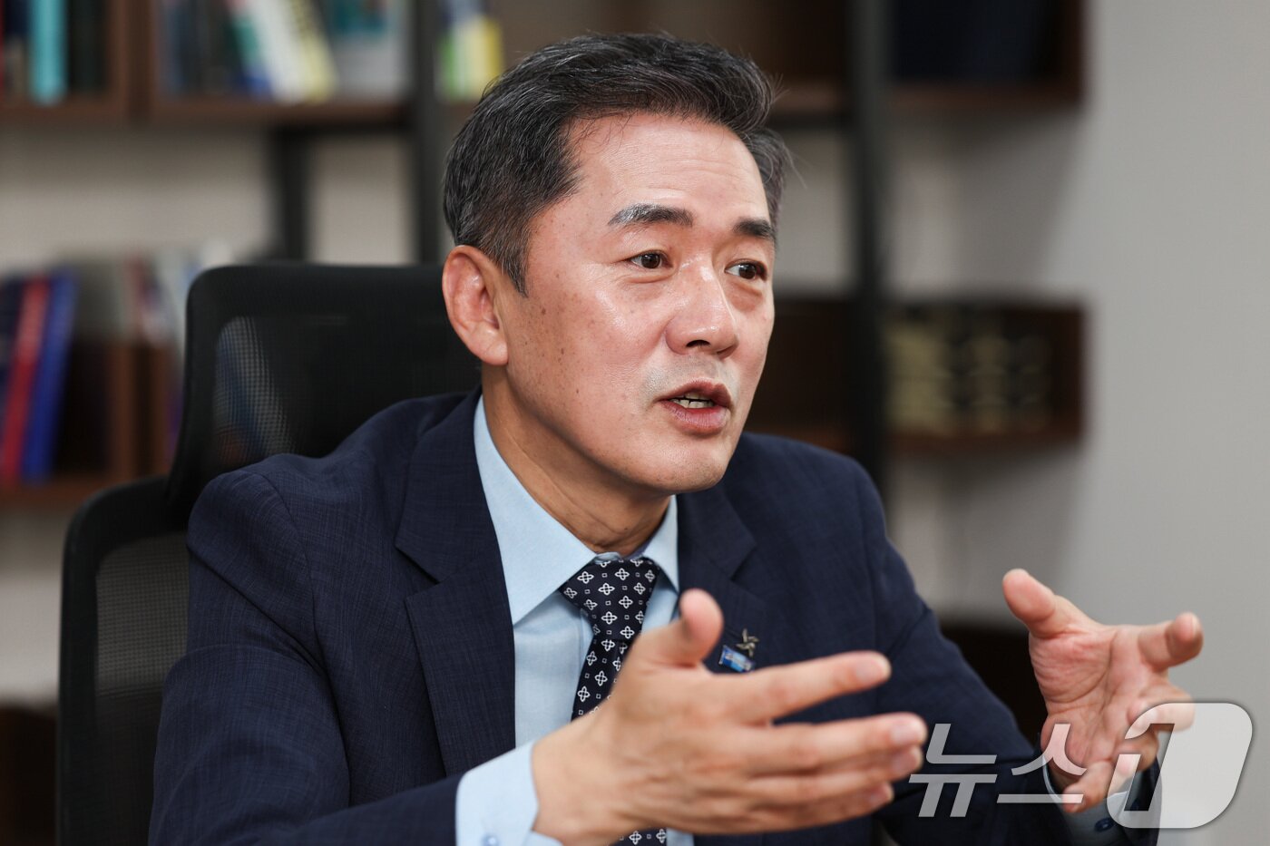본문 이미지 - 조국혁신당 최고위원에 출마한 황현선 전 사무총장이 14일 서울 여의도 사무실에서 뉴스1과 인터뷰를 하고 있다. ⓒ 뉴스1 이종수 기자