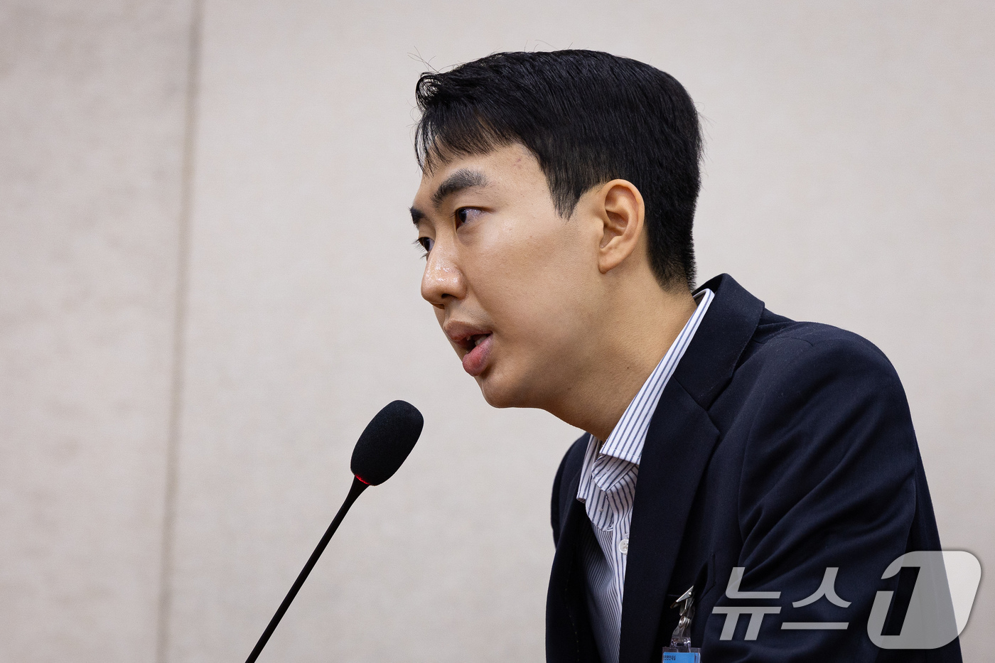 (서울=뉴스1) 유승관 기자 = 참고인으로 출석한 황승환 한국예술종합학교 학생이 14일 서울 여의도 국회에서 열린 제9회 전국동시 지방선거 투표용지 부족사태 등 국민참정권 침해 진 …