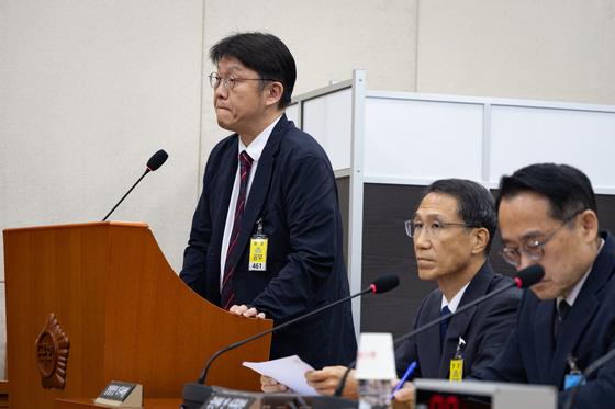굳은 표정의 김범진 서울선관위 사무처장