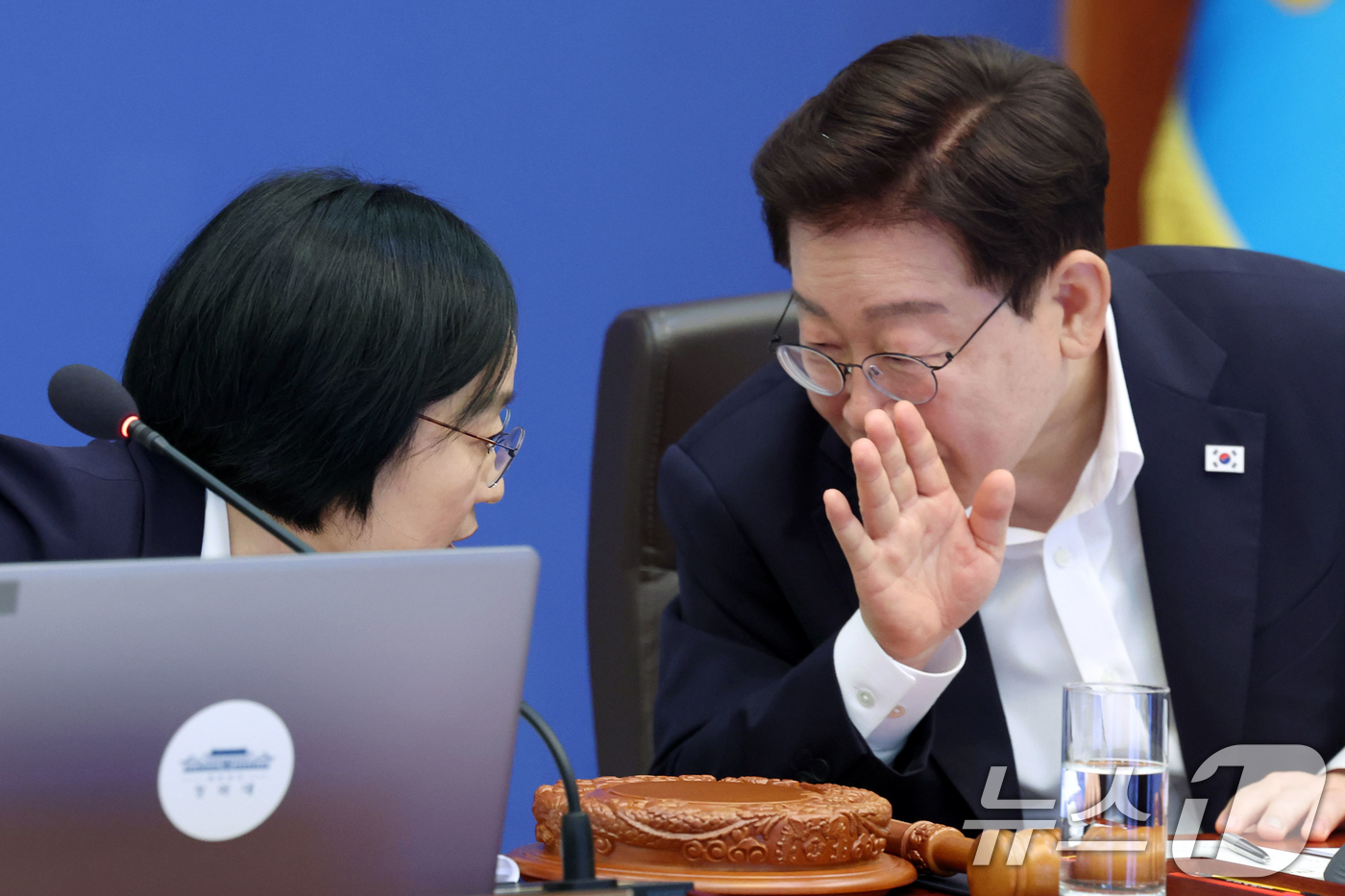 (서울=뉴스1) 이재명 기자 = 이재명 대통령과 한성숙 국무총리가 14일 청와대에서 열린 국무회의에서 대화하고 있다. 2026.7.14/뉴스1