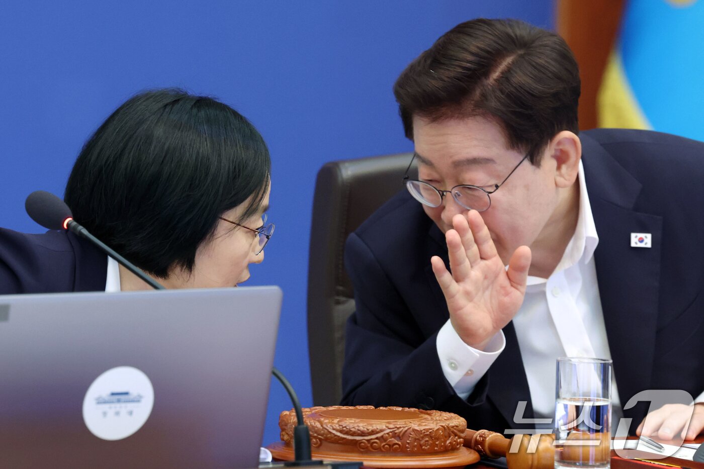 본문 이미지 - 이재명 대통령과 한성숙 국무총리가 14일 청와대에서 열린 국무회의에서 대화하고 있다. 2026.7.14 ⓒ 뉴스1 이재명 기자