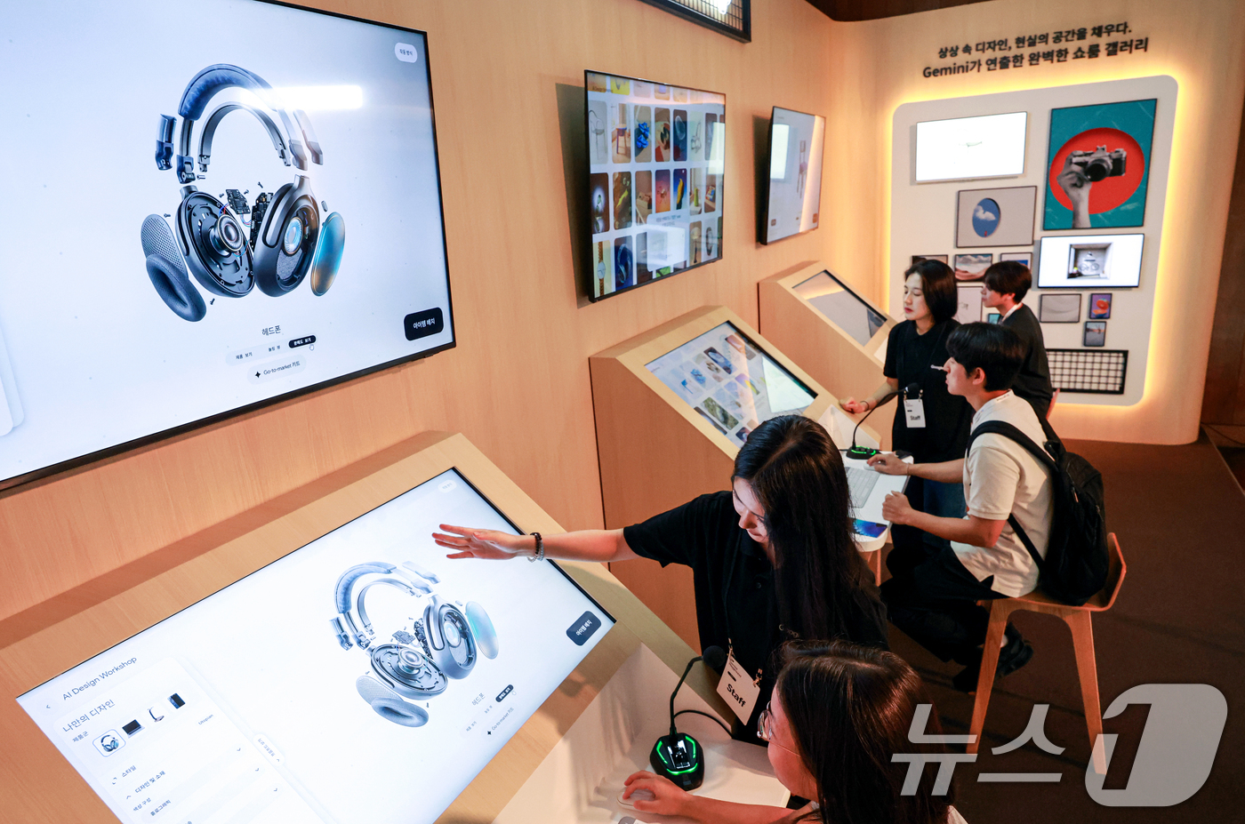 (서울=뉴스1) 이호윤 기자 = 14일 서울 중구 서울신라호텔에서 열린 ‘구글 AI 포 비즈니스(Google AI for Business) 2026’을 찾은 관람객들이 AI 디자인 …