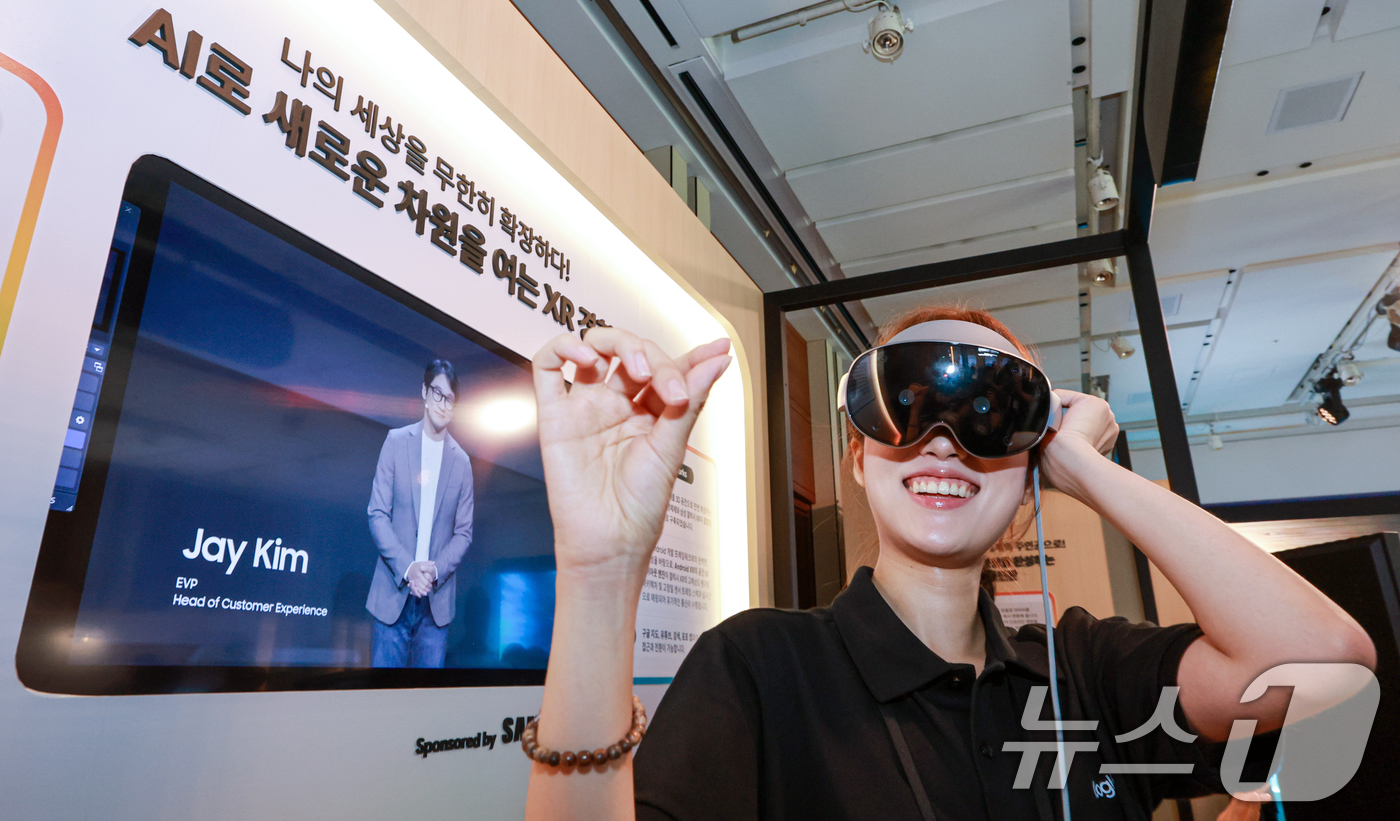 (서울=뉴스1) 이호윤 기자 = 14일 서울 중구 서울신라호텔에서 열린 ‘구글 AI 포 비즈니스(Google AI for Business) 2026’을 찾은 관람객이 XR 증강현실 …