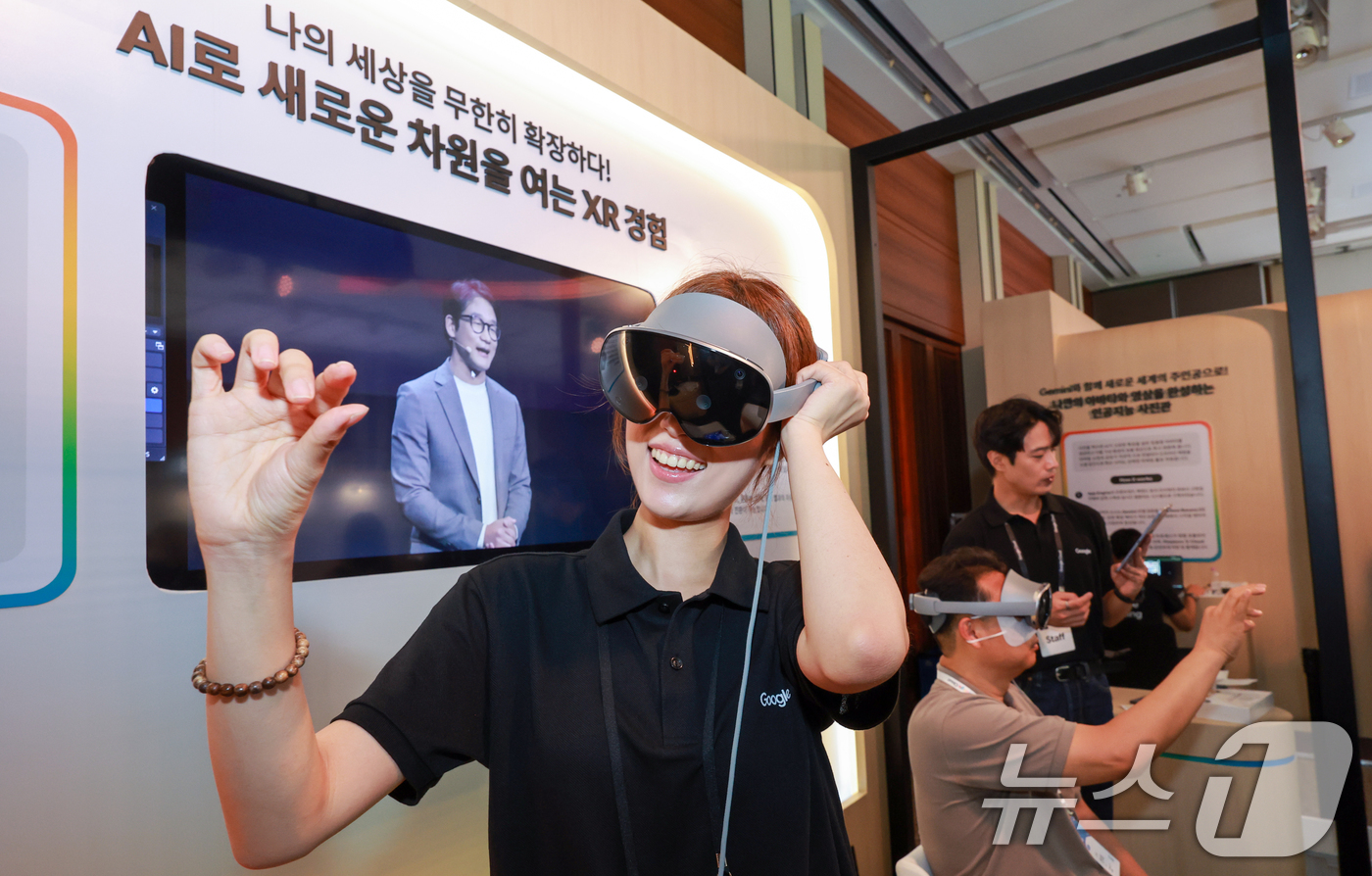 (서울=뉴스1) 이호윤 기자 = 14일 서울 중구 서울신라호텔에서 열린 ‘구글 AI 포 비즈니스(Google AI for Business) 2026’을 찾은 관람객들이 XR 증강현 …