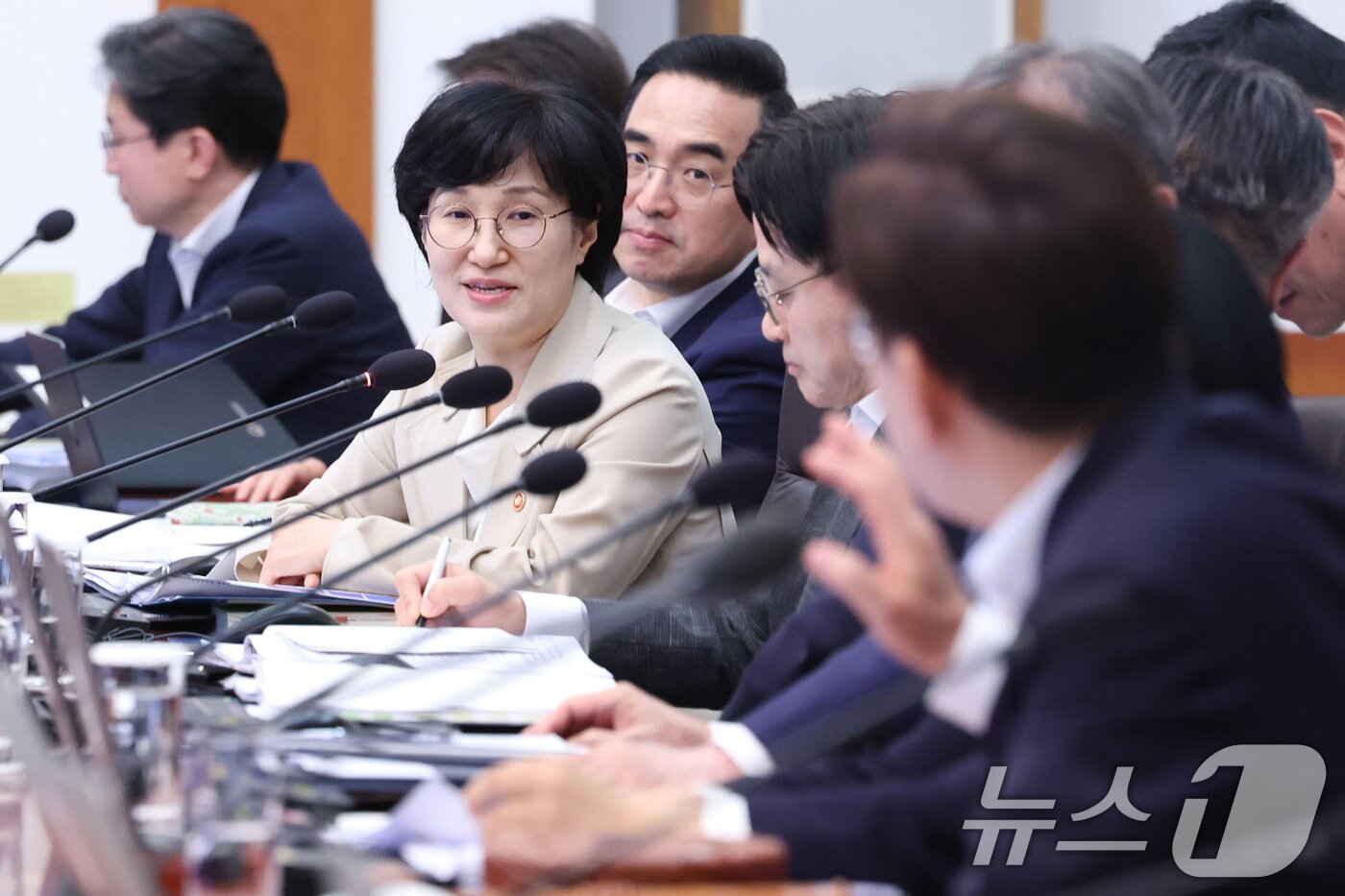 본문 이미지 - 원민경 성평등가족부 장관이 14일 청와대에서 열린 국무회의에서 발언하고 있다. 2026.7.14 ⓒ 뉴스1 이재명 기자