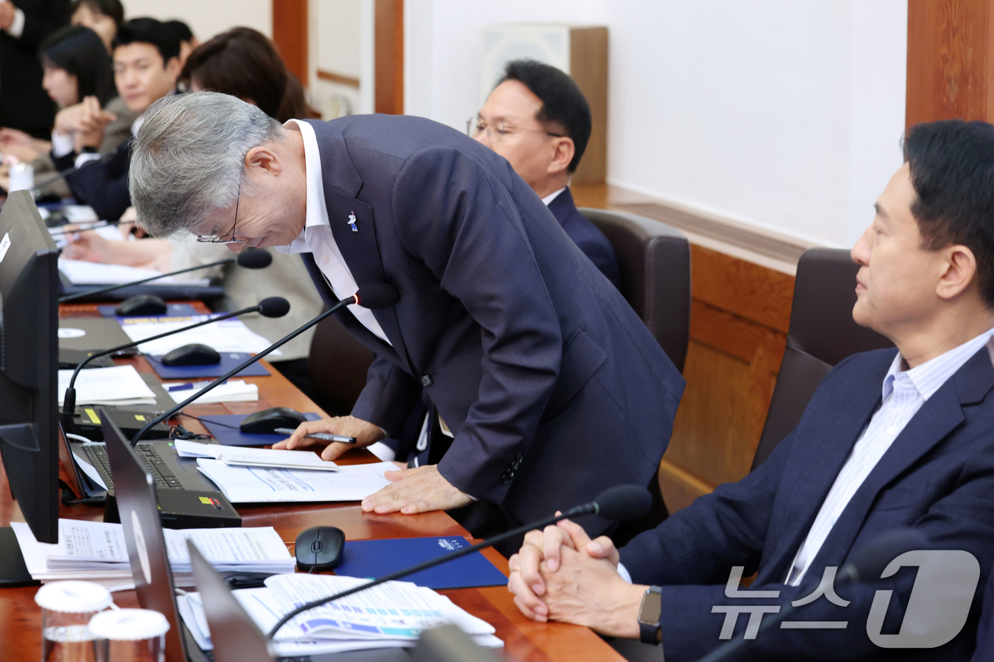(서울=뉴스1) 이재명 기자 = 민형배 전남광주통합특별시장이 14일 청와대에서 열린 국무회의에서 인사말을 마친 뒤 고개숙여 인사하고 있다. 2026.7.14/뉴스1