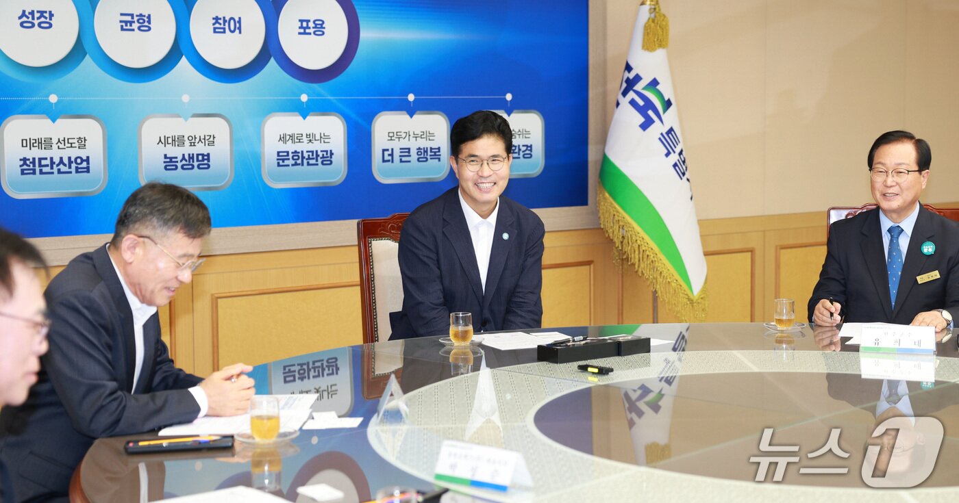 본문 이미지 -  14일 전북도청에서 ㈜한솔케미칼, 동원로엑스㈜ 투자협약식이 개최된 가운데 이원택 전북지사(가운데)와 정성주 김제시장(왼쪽), 유희태 완주군수가 대화를 나누고 있다.(전북도 제공. 재판매 및 DB금지)/뉴스1 
