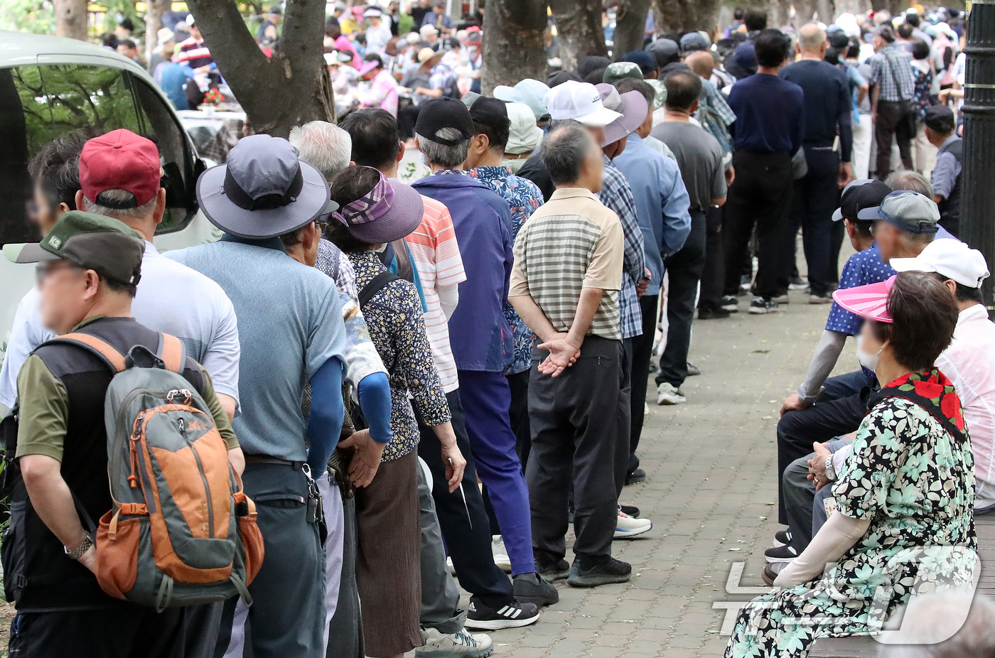 (대구=뉴스1) 공정식 기자 = 삼복더위 시작을 알리는 초복을 하루 앞둔 14일 대구 달서구 두류공원 사랑해밥차 무료급식소에서 삼계탕을 점심으로 제공한다는 소식이 전해지자 많은 인 …
