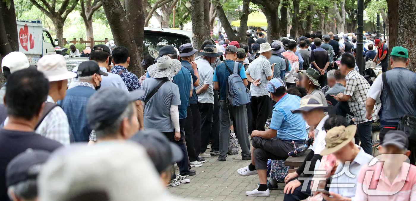 (대구=뉴스1) 공정식 기자 = 삼복더위 시작을 알리는 초복을 하루 앞둔 14일 대구 달서구 두류공원 사랑해밥차 무료급식소에서 삼계탕을 점심으로 제공한다는 소식이 전해지자 많은 인 …