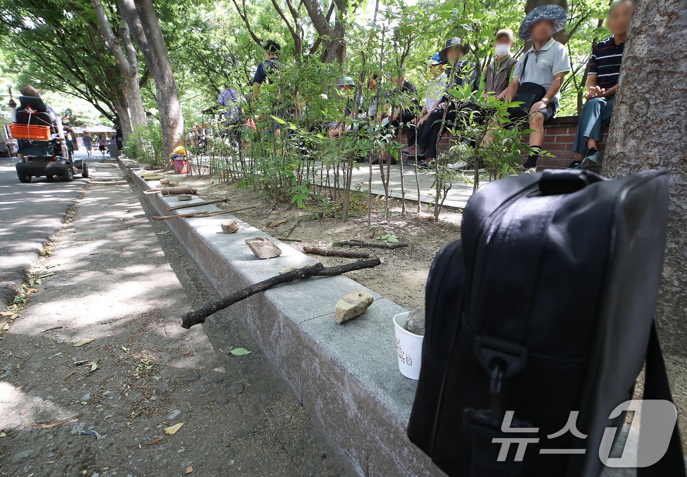 (대구=뉴스1) 공정식 기자 = 삼복더위 시작을 알리는 초복을 하루 앞둔 14일 대구 달서구 두류공원 사랑해밥차 무료급식소에서 삼계탕을 점심으로 제공한다는 소식이 전해지자 급식소 …