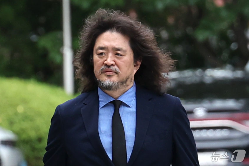 (서울=뉴스1) 이종수 기자 = 방송인 김어준이 14일 오후 서울 도봉구 서울북부지방법원에서 열린 이동재 전 채널 A 기자 명예훼손 혐의 선고 공판에 출석하고 있다. 2026.7. …
