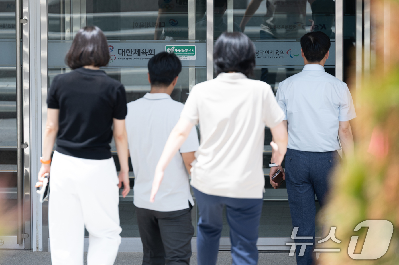 (서울=뉴스1) 안은나 기자 = 14일 서울 송파구 올림픽회관 신관에 직원들이 출입하고 있다.대한체육회는 이날 징계 심의 소위원회를 열고 오는 20일 제19차 스포츠공정위원회에서 …