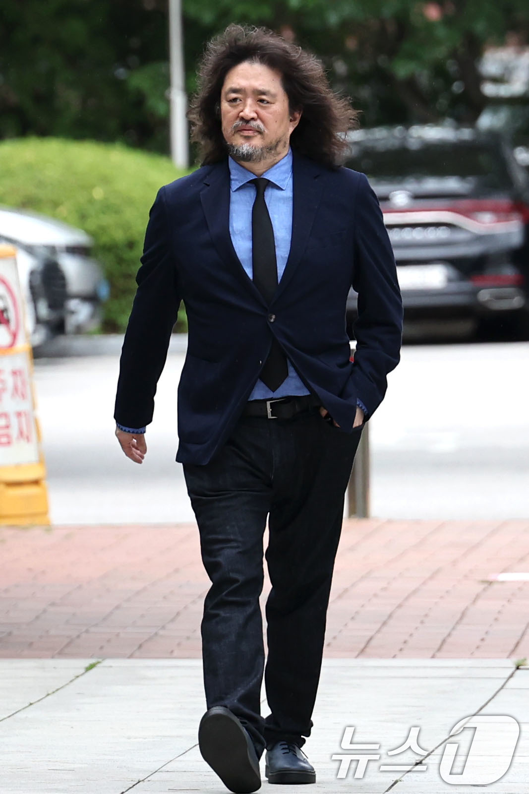 (서울=뉴스1) 이종수 기자 = 방송인 김어준이 14일 오후 서울 도봉구 서울북부지방법원에서 열린 이동재 전 채널 A 기자 명예훼손 혐의 선고 공판에 출석하고 있다. 2026.7. …