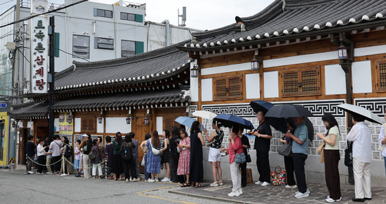 복날 앞둔 삼계탕집 '만원'