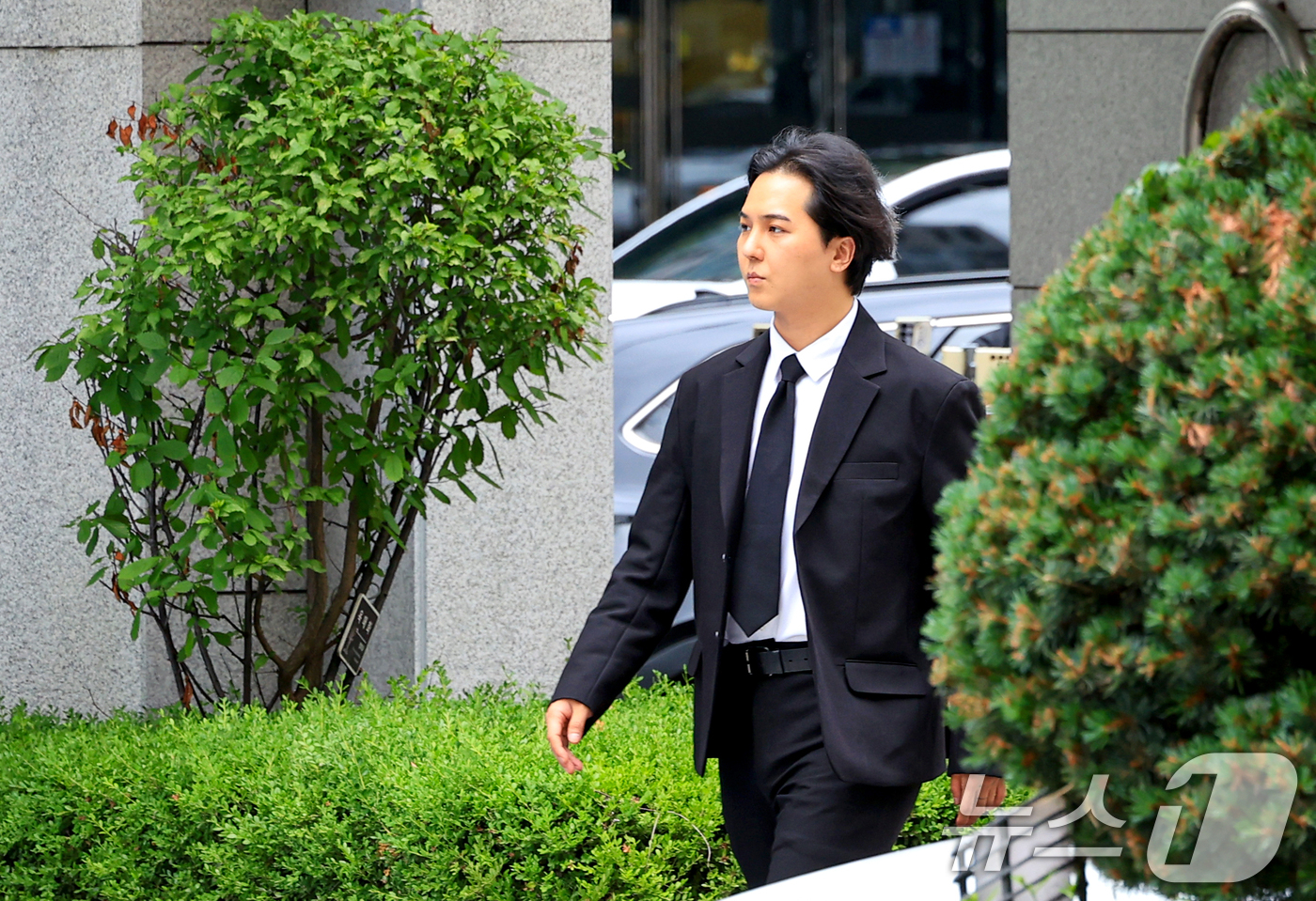 (서울=뉴스1) 이호윤 기자 = 병역법 위반 혐의로 기소된 그룹 위너 멤버 송민호가 14일 서울 마포구 서울서부지방법원에서 열린 사회복무요원 복무 당시 관리 책임자였던 A씨의 병역 …