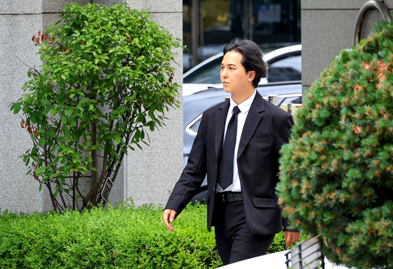 서부지법으로 증인출석하는 송민호