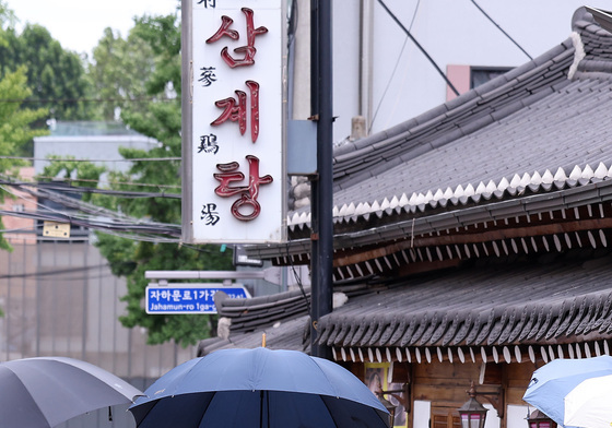 초복 앞두고 붐비는 삼계탕집