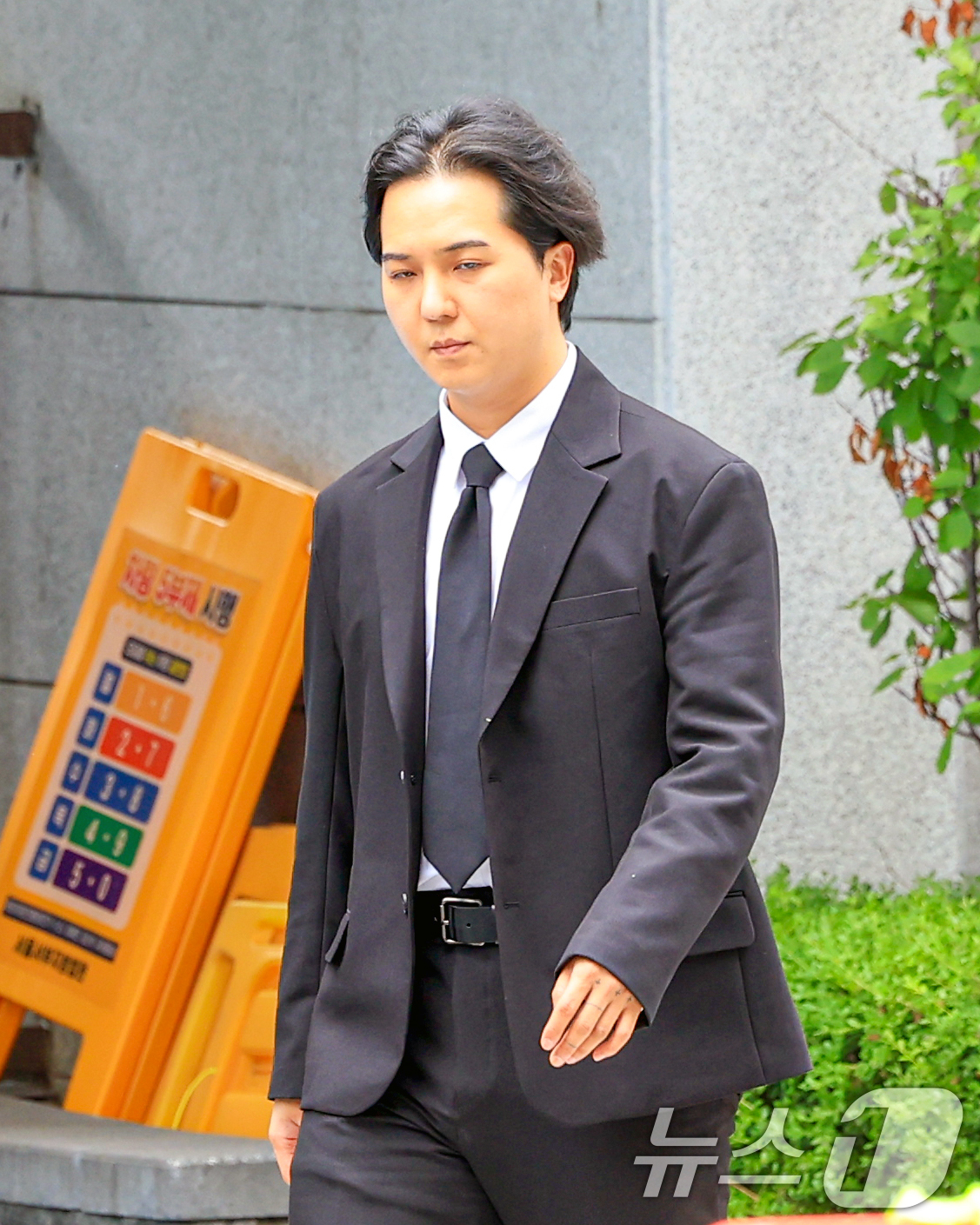 (서울=뉴스1) 이호윤 기자 = 병역법 위반 혐의로 기소된 그룹 위너 멤버 송민호가 14일 서울 마포구 서울서부지방법원에서 열린 사회복무요원 복무 당시 관리 책임자였던 A씨의 병역 …