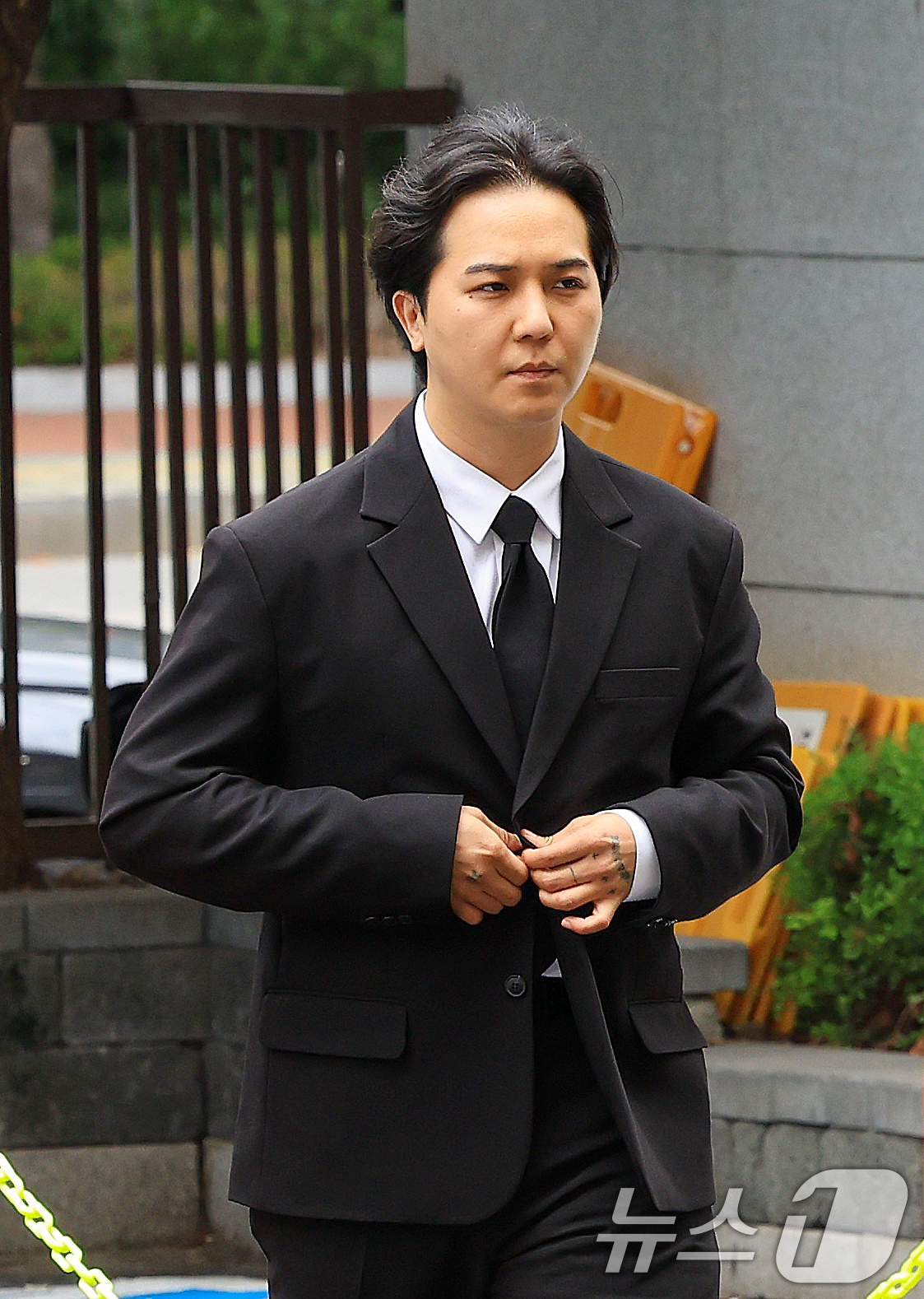 (서울=뉴스1) 이호윤 기자 = 병역법 위반 혐의로 기소된 그룹 위너 멤버 송민호가 14일 서울 마포구 서울서부지방법원에서 열린 사회복무요원 복무 당시 관리 책임자였던 A씨의 병역 …