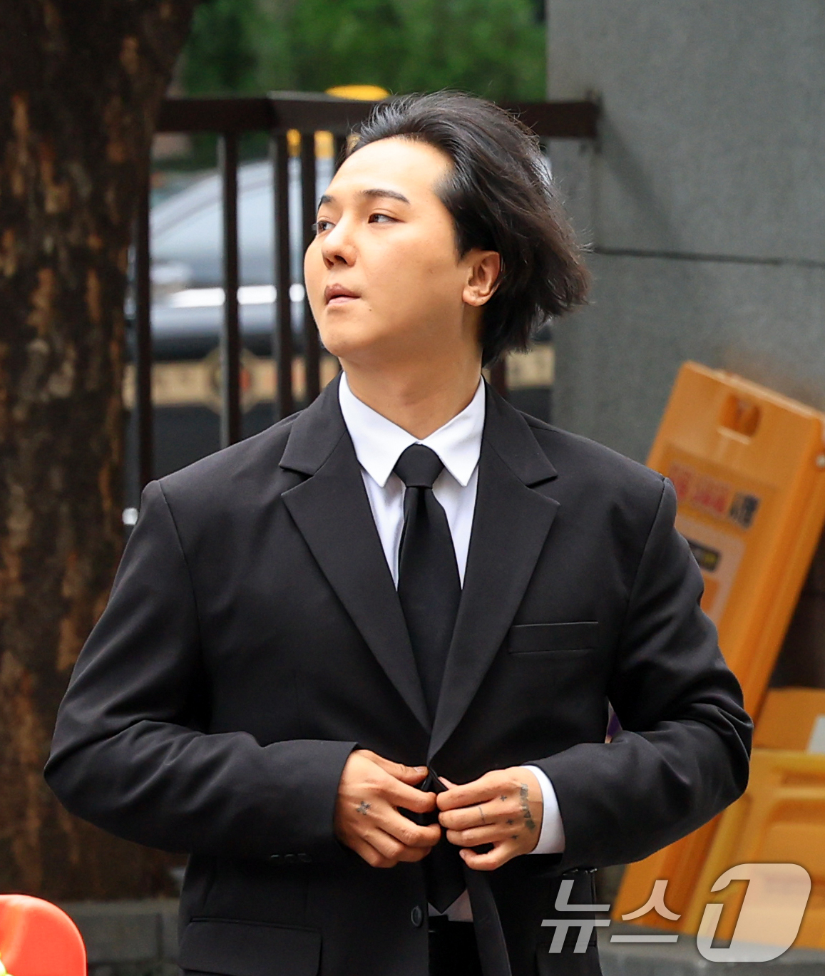 (서울=뉴스1) 이호윤 기자 = 병역법 위반 혐의로 기소된 그룹 위너 멤버 송민호가 14일 서울 마포구 서울서부지방법원에서 열린 사회복무요원 복무 당시 관리 책임자였던 A씨의 병역 …