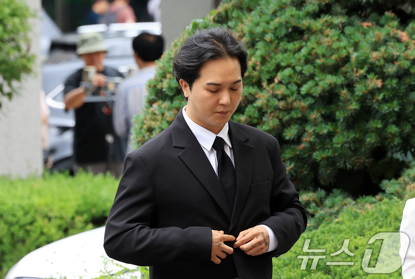 (서울=뉴스1) 이호윤 기자 = 병역법 위반 혐의로 기소된 그룹 위너 멤버 송민호가 14일 서울 마포구 서울서부지방법원에서 열린 사회복무요원 복무 당시 관리 책임자였던 A씨의 병역 …