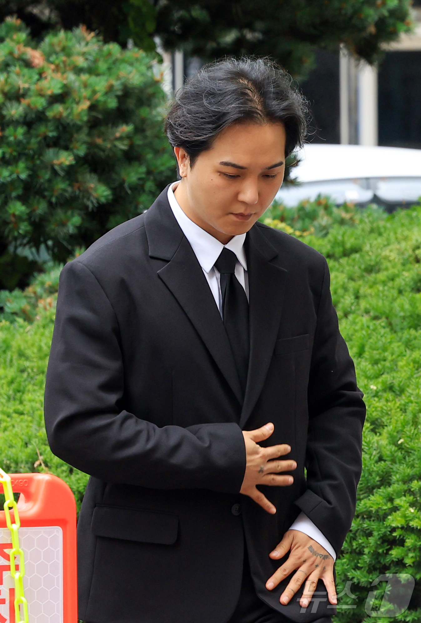 (서울=뉴스1) 이호윤 기자 = 병역법 위반 혐의로 기소된 그룹 위너 멤버 송민호가 14일 서울 마포구 서울서부지방법원에서 열린 사회복무요원 복무 당시 관리 책임자였던 A씨의 병역 …