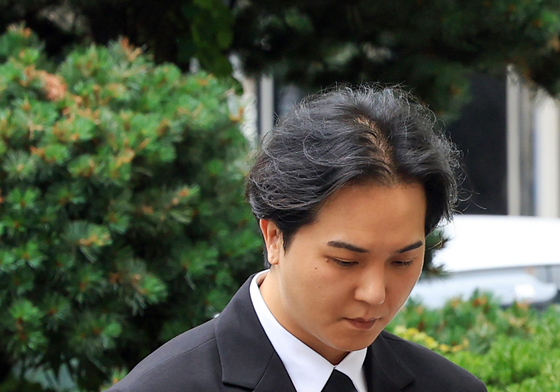 고개숙이며 법정 향하는 송민호