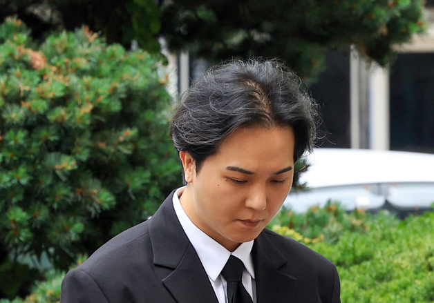 고개숙이며 법정 향하는 송민호