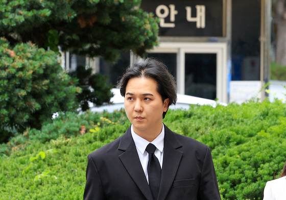 증인 신분으로 법원 출석하는 송민호