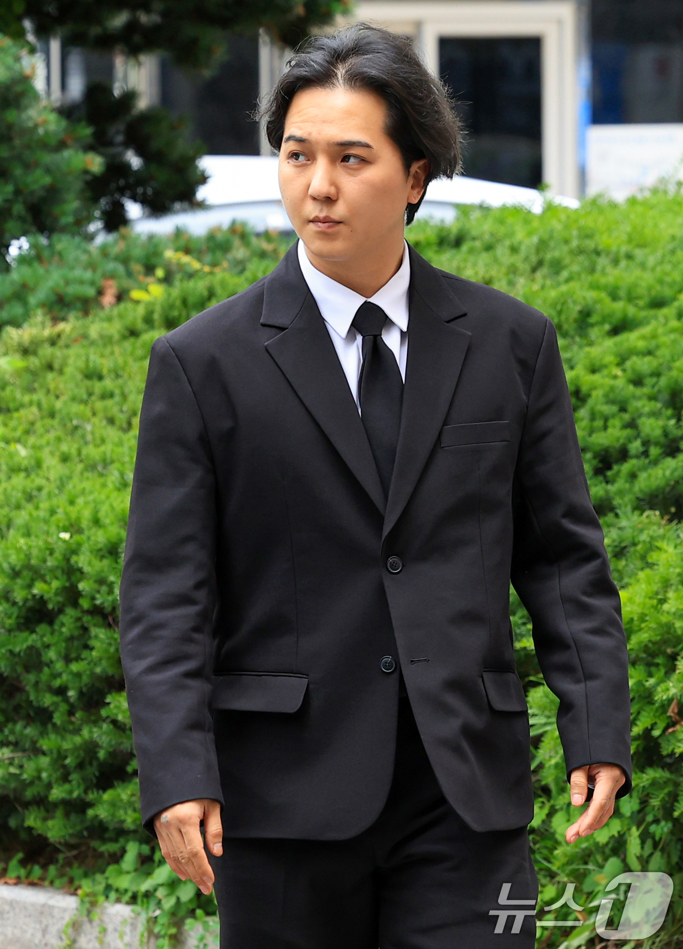 (서울=뉴스1) 이호윤 기자 = 병역법 위반 혐의로 기소된 그룹 위너 멤버 송민호가 14일 서울 마포구 서울서부지방법원에서 열린 사회복무요원 복무 당시 관리 책임자였던 A씨의 병역 …