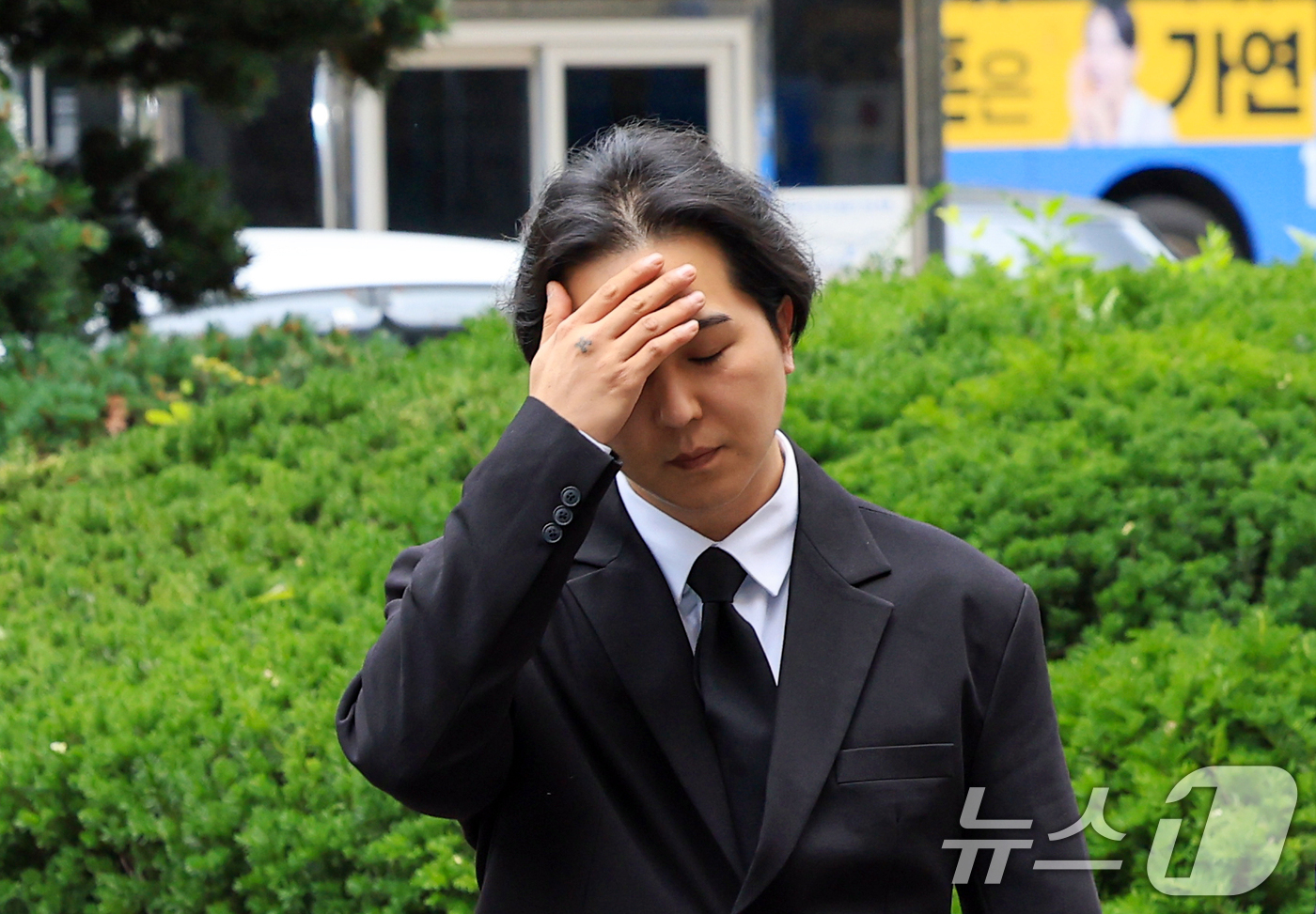 (서울=뉴스1) 이호윤 기자 = 병역법 위반 혐의로 기소된 그룹 위너 멤버 송민호가 14일 서울 마포구 서울서부지방법원에서 열린 사회복무요원 복무 당시 관리 책임자였던 A씨의 병역 …