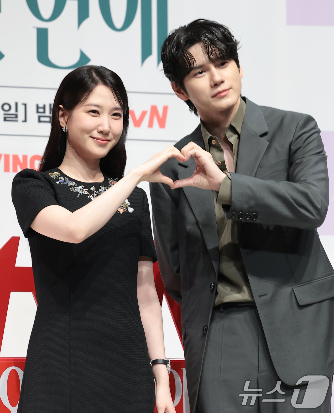 본문 이미지 - 배우 박은빈과 옹성우(오른쪽)가 14일 서울 강남구 엘리에나 호텔 서울강남에서 열린 tvN 새 토일드라마 '오싹한 연애' 제작발표회에서 포즈를 취하고 있다. ‘오싹한 연애’는 귀신을 보는 재벌 상속녀와 귀신을 가장 무서워하는 열혈 검사의 좌충우돌 오컬트 로맨스를 그리는 드라마다. 2026.7.14 ⓒ 뉴스1 권현진 기자