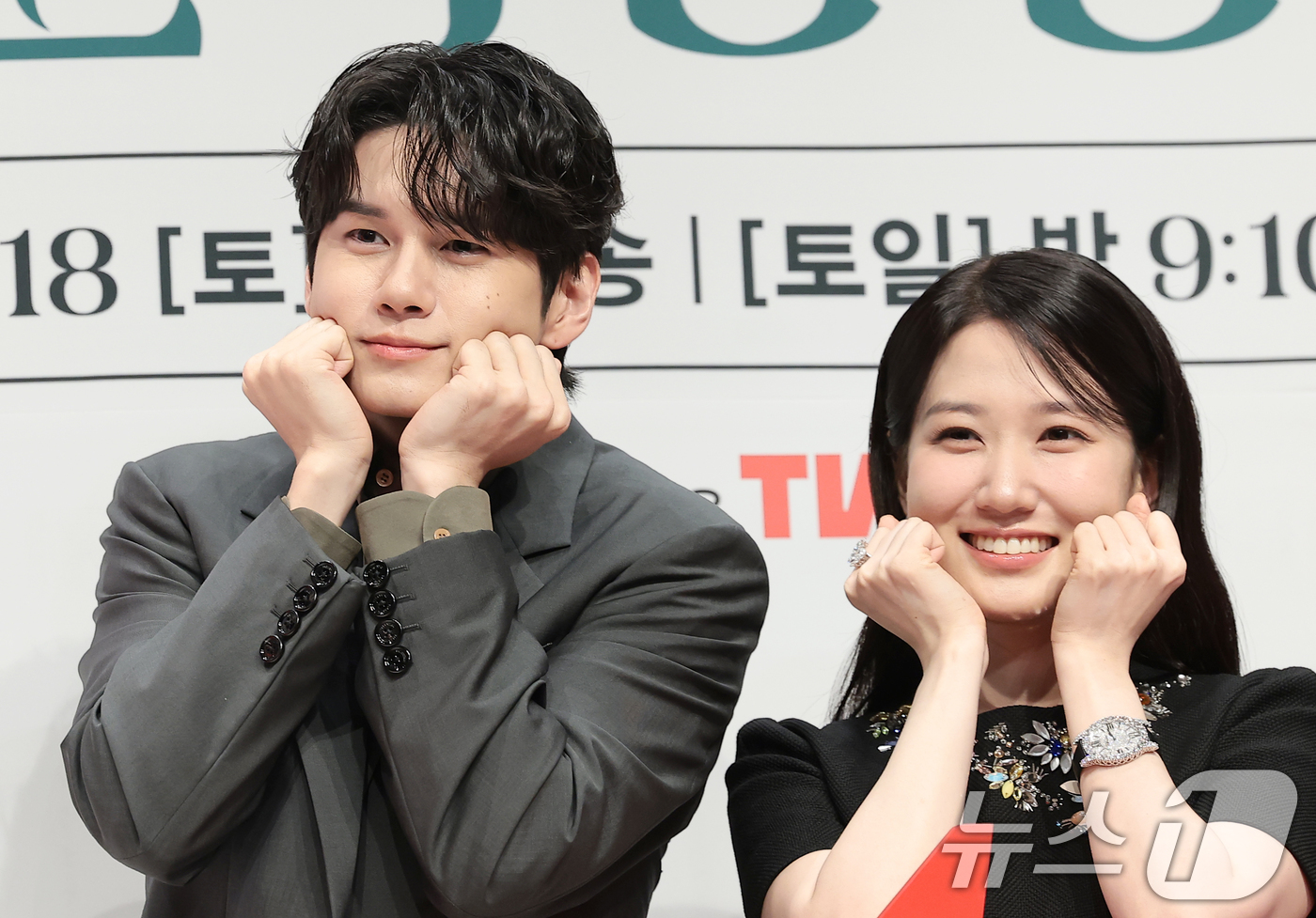 (서울=뉴스1) 권현진 기자 = 배우 옹성우와 박은빈(오른쪽)이 14일 서울 강남구 엘리에나 호텔 서울강남에서 열린 tvN 새 토일드라마 '오싹한 연애' 제작발표회에서 포즈를 취하 …