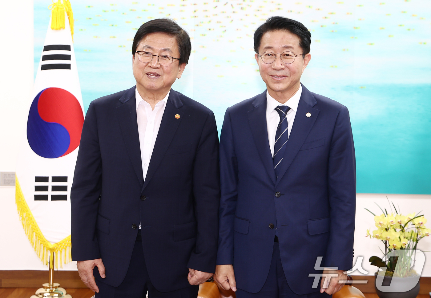 (서울=뉴스1) 김민지 기자 = 조정식 국회의장이 14일 오후 서울 여의도 국회에서 최교진 교육부 장관을 접견하며 기념촬영을 하고 있다. 2026.7.14/뉴스1