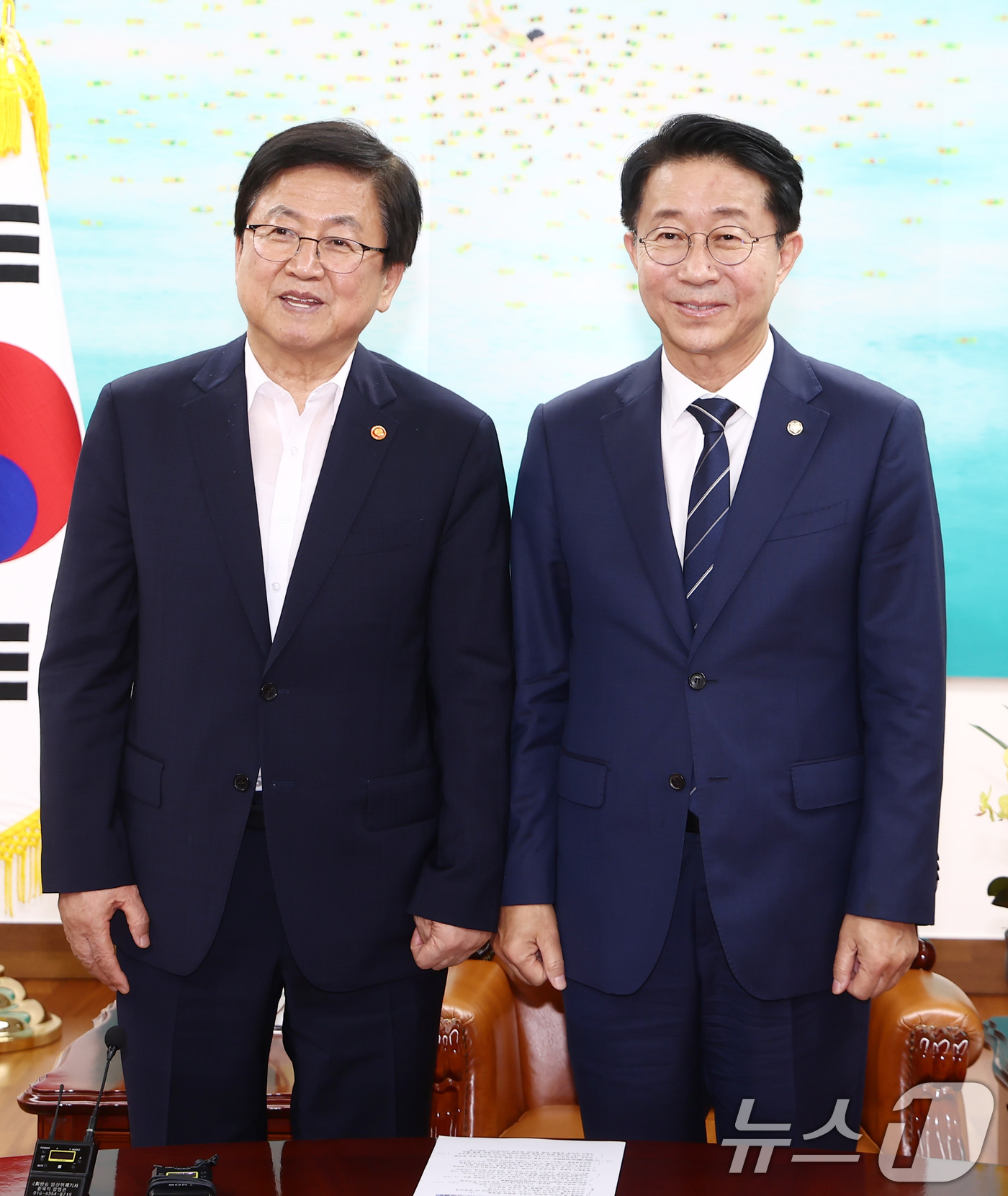 (서울=뉴스1) 김민지 기자 = 조정식 국회의장이 14일 오후 서울 여의도 국회에서 최교진 교육부 장관을 접견하며 기념촬영을 하고 있다. 2026.7.14/뉴스1