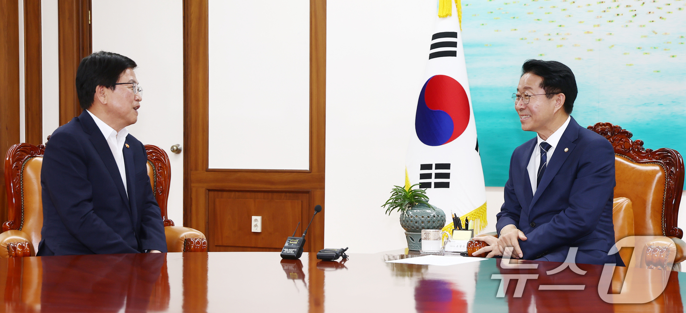 (서울=뉴스1) 김민지 기자 = 조정식 국회의장이 14일 오후 서울 여의도 국회에서 최교진 교육부 장관을 접견하고 있다. 2026.7.14/뉴스1