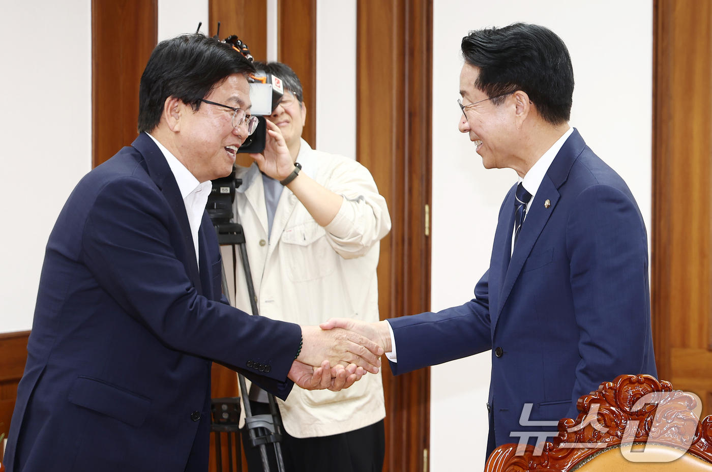 (서울=뉴스1) 김민지 기자 = 조정식 국회의장이 14일 오후 서울 여의도 국회에서 최교진 교육부 장관을 접견하며 악수하고 있다. 2026.7.14/뉴스1