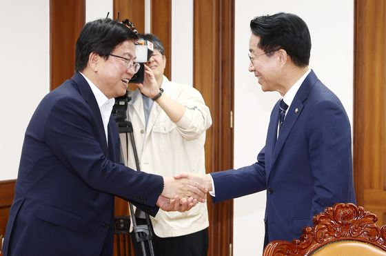 악수하는 조정식 국회의장·최교진 교육부 장관