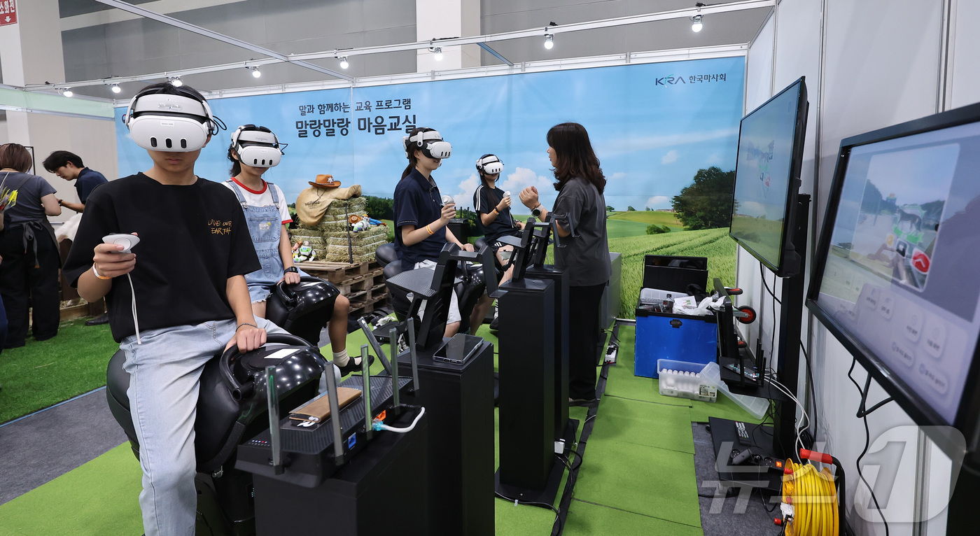 (서울=뉴스1) 김성진 기자 = 14일 서울 서초구 aT센터에서 열린 '2026 서울진로직업박람회'에 참가한 학생들이 VR로 승마 체험을 하고 있다. 2026.7.14/뉴스1