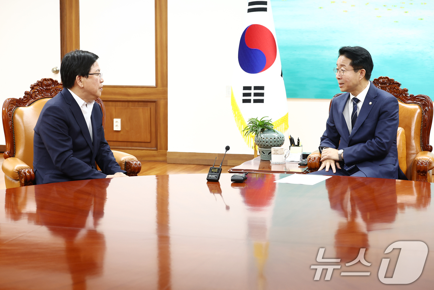 (서울=뉴스1) 김민지 기자 = 조정식 국회의장이 14일 오후 서울 여의도 국회에서 최교진 교육부 장관을 접견하고 있다. 2026.7.14/뉴스1