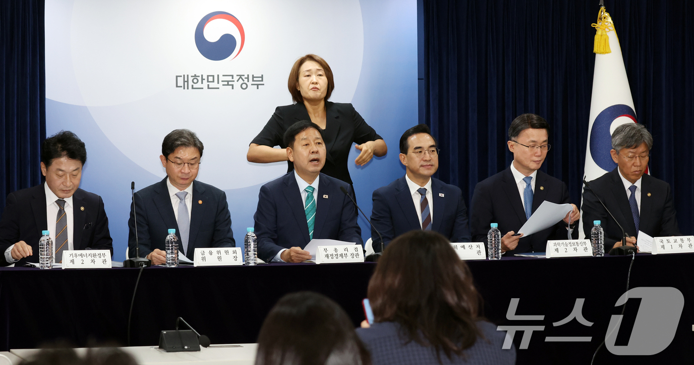 (서울=뉴스1) 김명섭 기자 = 구윤철 경제부총리 겸 재정경제부 장관이 14일 오후 서울 종로구 세종대로 정부서울청사에서  2026년 하반기 경제성장전략 관계부처 합동브리핑을 하고 …