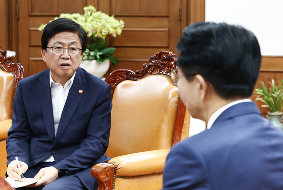 조정식 국회의장 당부 메모하는 최교진 교육부 장관