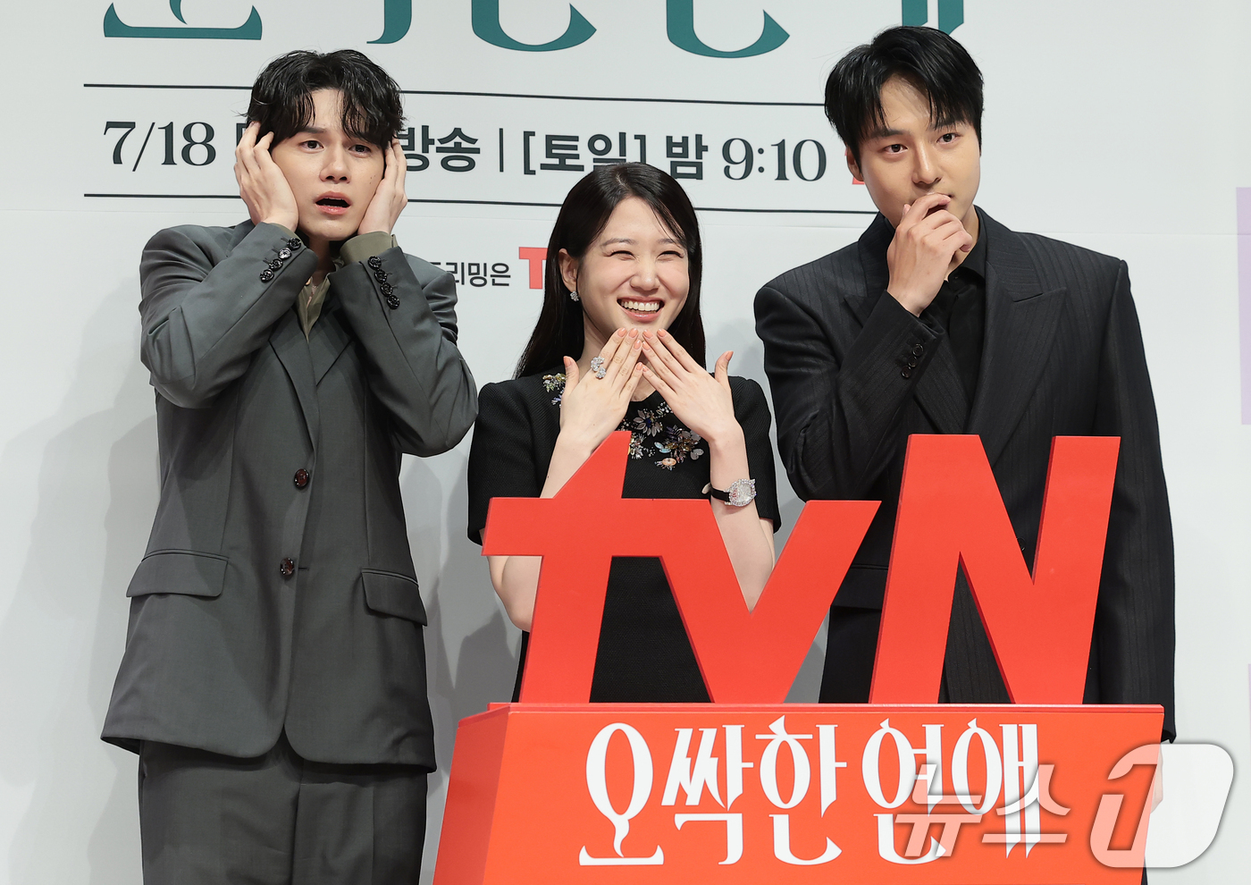 (서울=뉴스1) 권현진 기자 = 배우 옹성우(왼쪽부터)와 박은빈, 양세종이 14일 서울 강남구 엘리에나 호텔 서울강남에서 열린 tvN 새 토일드라마 '오싹한 연애' 제작발표회에서 …