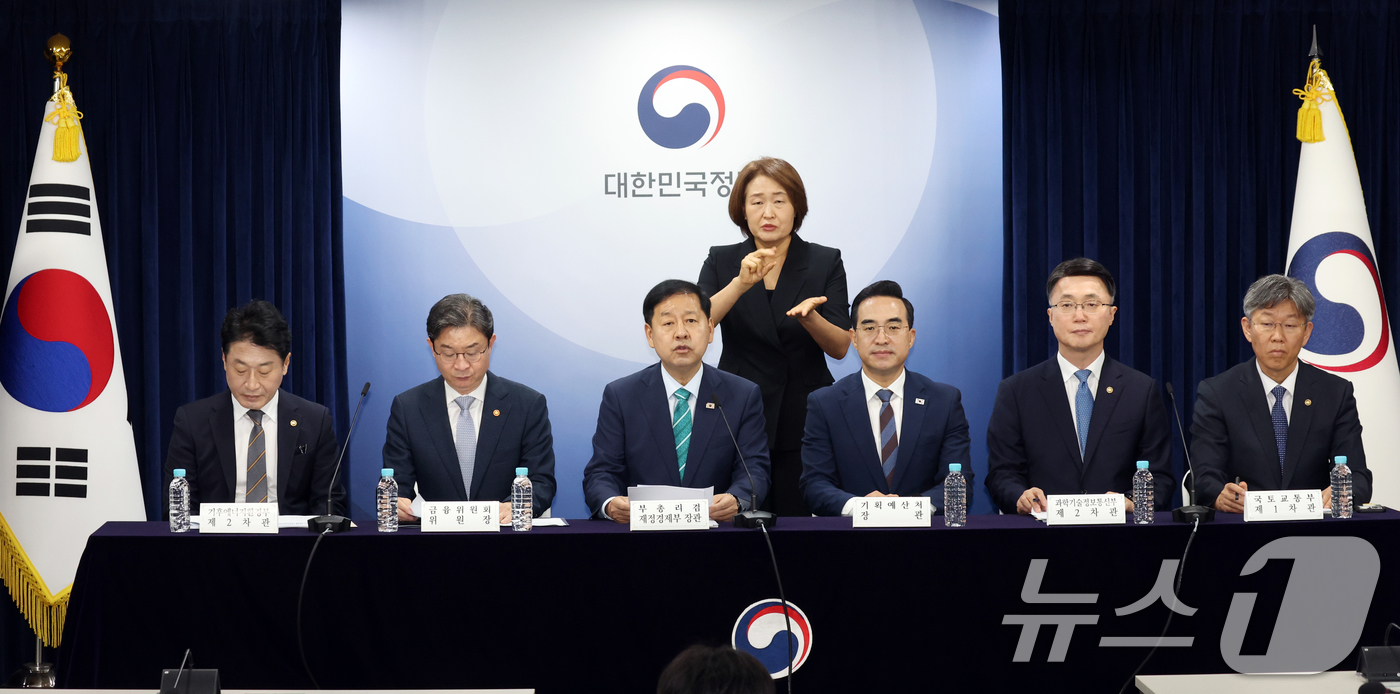 (서울=뉴스1) 김명섭 기자 = 구윤철 경제부총리 겸 재정경제부 장관이 14일 오후 서울 종로구 세종대로 정부서울청사에서  2026년 하반기 경제성장전략 관계부처 합동브리핑을 하고 …