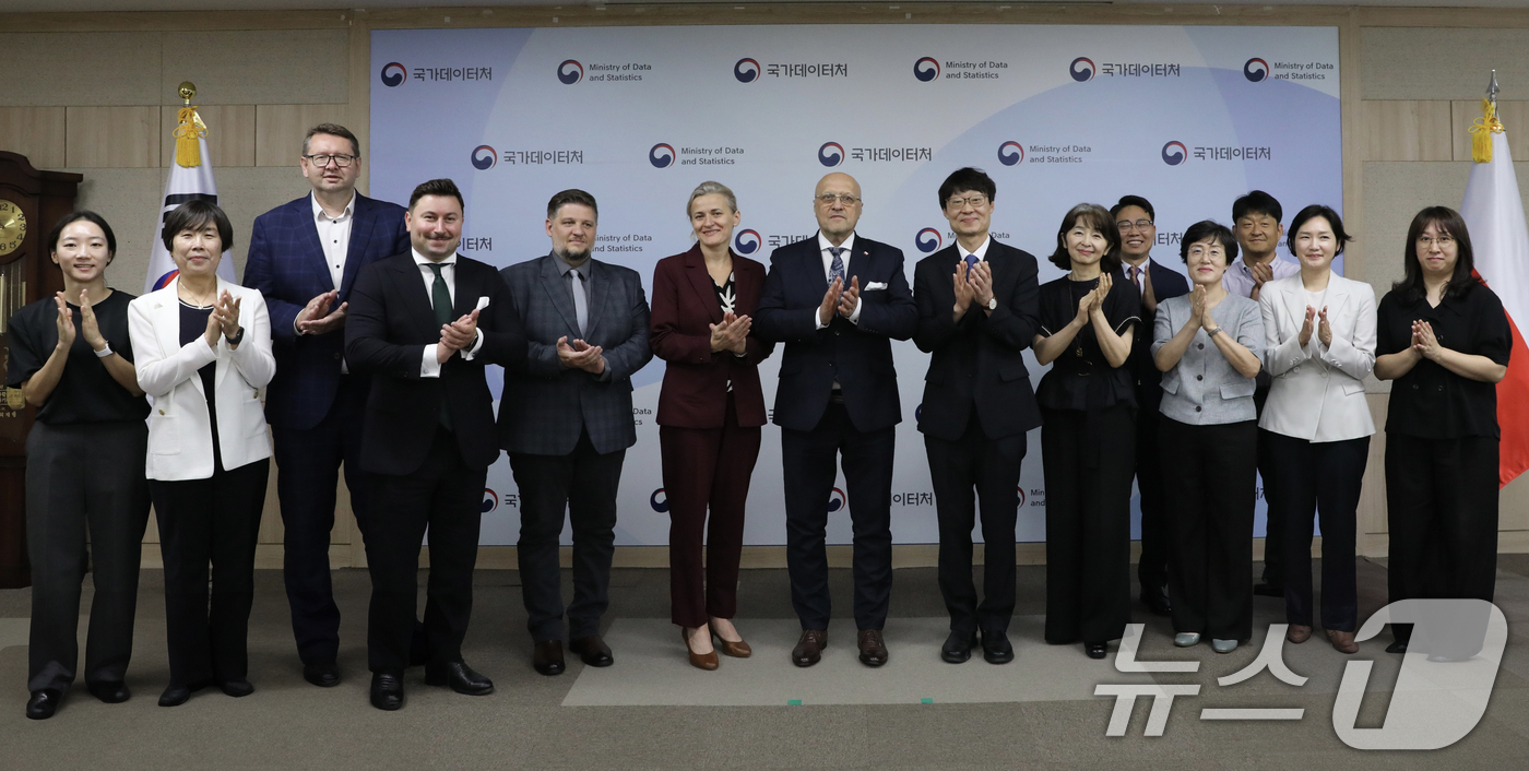 (서울=뉴스1) = 29일 정부대전청사에서 폴란드 통계청 환영식을 마친 후 이명호 국가데이터처 차장(첫째줄 오른쪽 다섯 번째)과 폴란드 통계청 관계자 등이 기념촬영을 하고 있다. …
