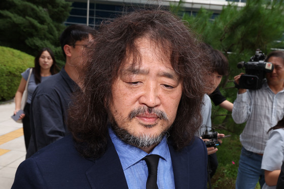 입장 표명 없이 법원 나서는 김어준