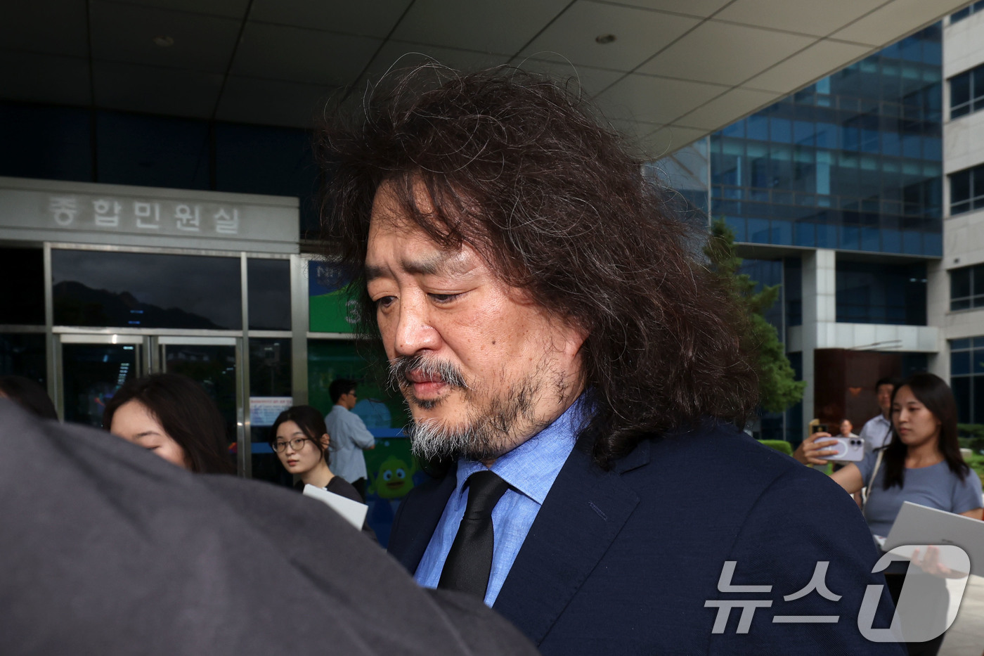 (서울=뉴스1) 이종수 기자 = 방송인 김어준이 14일 오후 서울 도봉구 서울북부지방법원에서 열린 이동재 전 채널A 기자 명예훼손 혐의 1심 선고 공판에서 벌금 2000만원을 선고 …