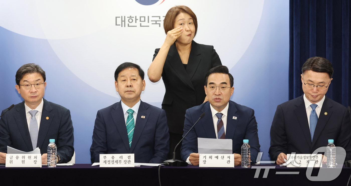 (서울=뉴스1) 김명섭 기자 = 박홍근 기획예산처 장관이 14일 오후 서울 종로구 세종대로 정부서울청사에서  2026년 하반기 경제성장전략 관계부처 합동브리핑을 하고 있다. 202 …