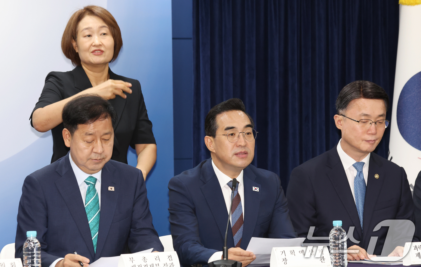 (서울=뉴스1) 김명섭 기자 = 박홍근 기획예산처 장관이 14일 오후 서울 종로구 세종대로 정부서울청사에서  2026년 하반기 경제성장전략 관계부처 합동브리핑을 하고 있다. 202 …