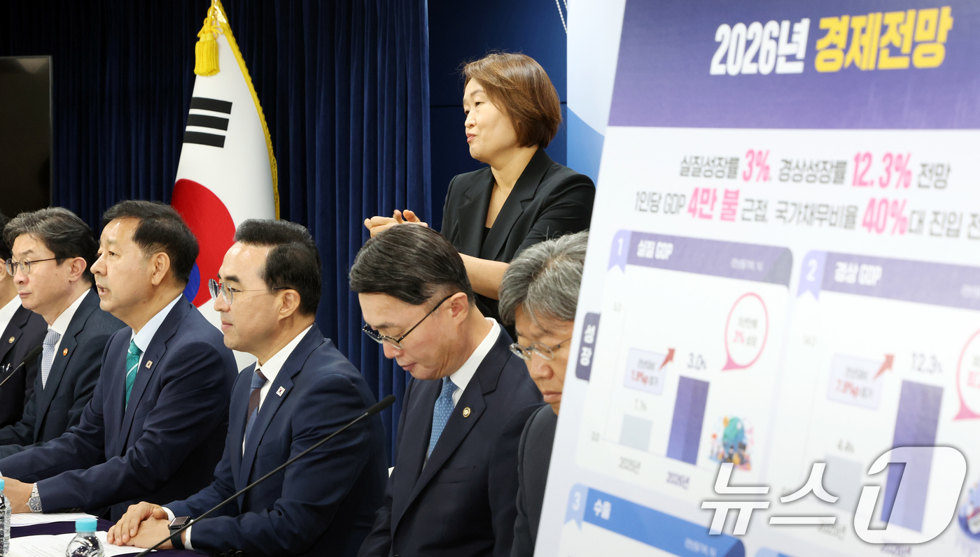 (서울=뉴스1) 김명섭 기자 = 구윤철 경제부총리 겸 재정경제부 장관이 14일 오후 서울 종로구 세종대로 정부서울청사에서  2026년 하반기 경제성장전략 관계부처 합동브리핑을 하고 …